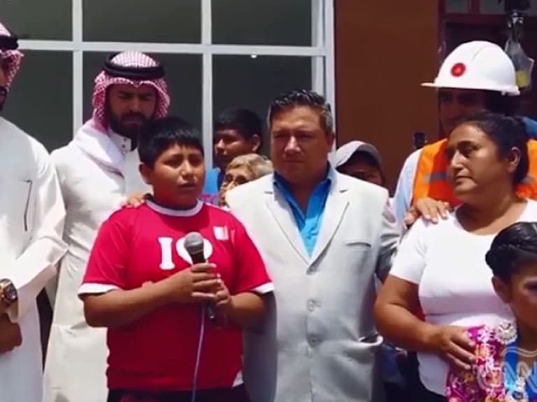 Empresario árabe cumple la promesa de regalarle una casa a niño peruano