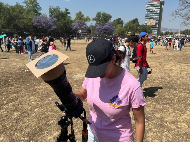 Con picnic y eventos, mexicanos disfrutan del eclipse
