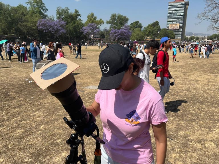 Algunos capitalinos asistieron a Ciudad Universitaria para ver el eclipse