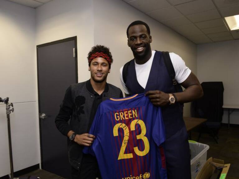 Neymar regala camisetas del Barcelona a jugadores de la NBA