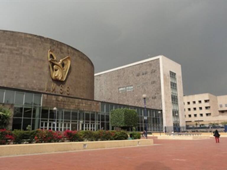 Consignan a mujeres que vendían plazas del IMSS