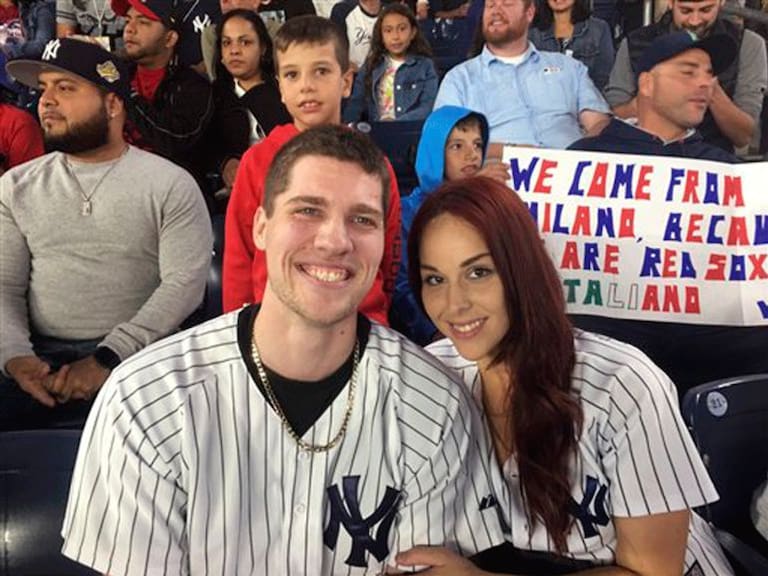 Un fan de los Yankees pierde el anillo mientras le pedía matrimonio a su novia