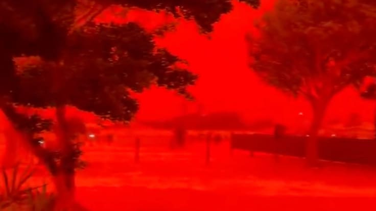 ¿Por qué se pintó de rojo sangre el cielo tras el paso de un ciclón tropical en Australia?