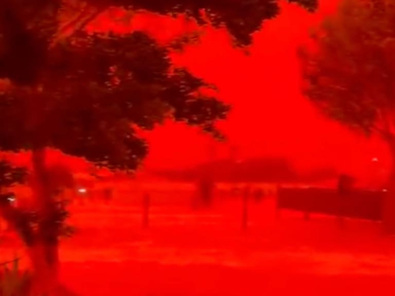 El paso del ciclón Narelle en Australia deja cielo rojo intenso. X