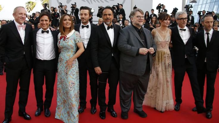 Cineastas mexicanos cantan con mariachis en Cannes