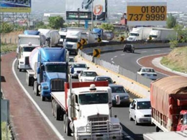 Mantienen transportistas bloqueo en autopista México-Querétaro