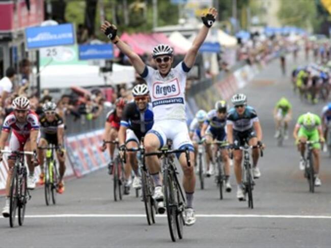 Desactivan coche bomba en Dublín en etapa de El Giro