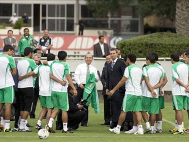 Recibe Calderón a Selección Nacional en Los Pinos