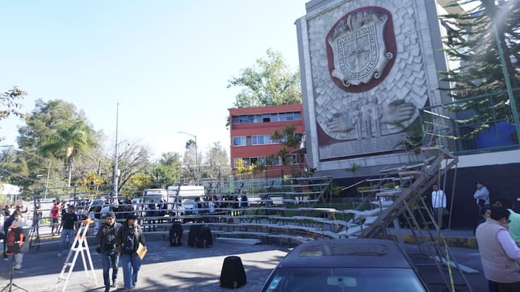 Estudiantes de la Universidad Veracruzana caen de tarima, 18 resultaron lesionados |Video