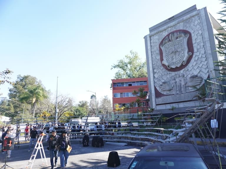 Colapso de una estructura para la fotografía de graduación deja saldo de 18 estudiantes lesionados de la Universidad Veracruzana.