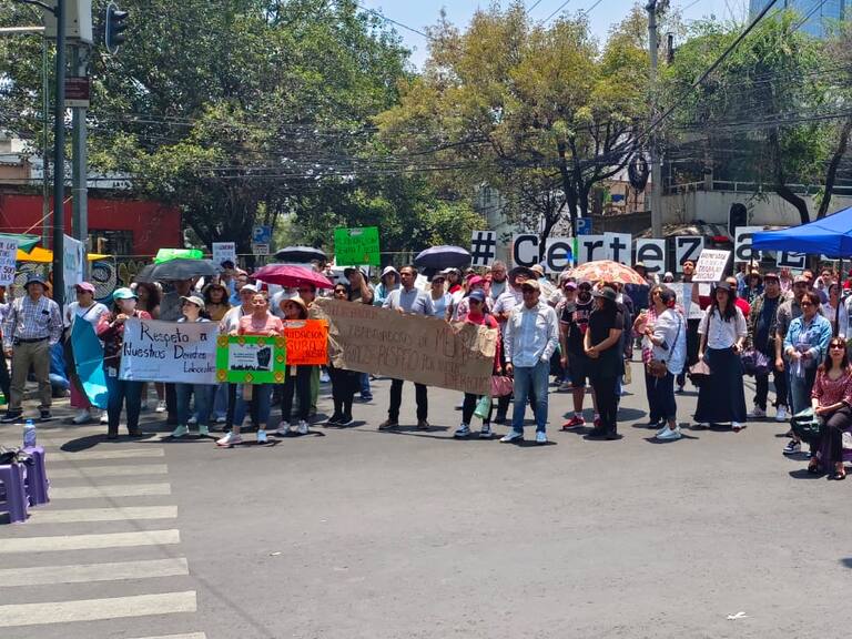 Bloquean trabajadores de MEJOREDU Insurgentes y Barranca del Muerto