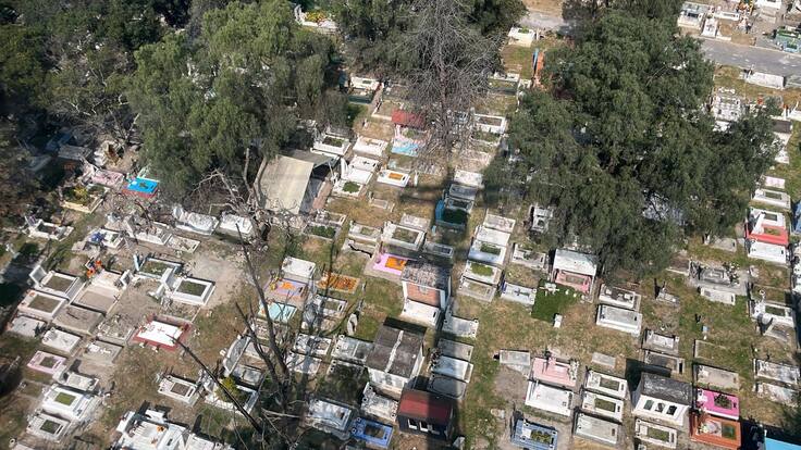 Festejan vivos a los muertos en el Panteón Dolores de la CDMX