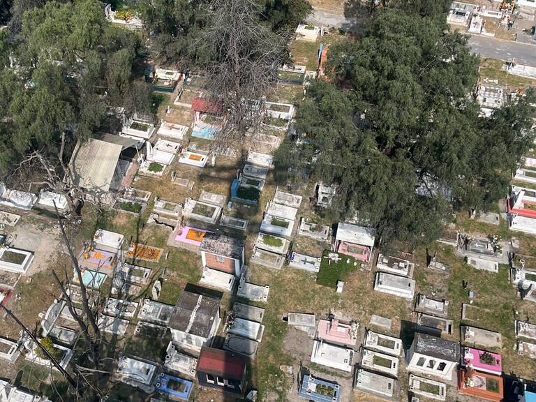 Festejan vivos a los muertos en el Panteón Dolores de la CDMX