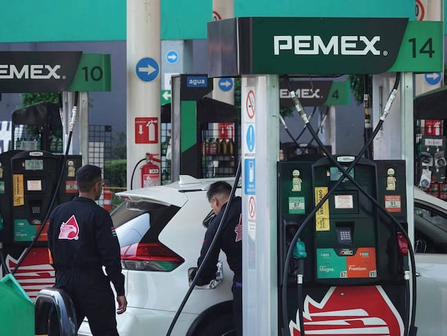 Sheinbaum y gasolineros acuerdan bajar el precio del diésel a 27 pesos