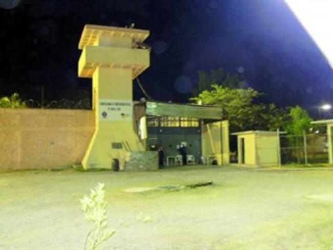 Ataca comando armado a reos y custodios en penal de Iguala