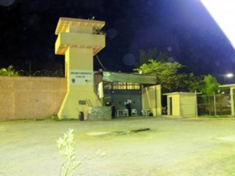 Ataca comando armado a reos y custodios en penal de Iguala