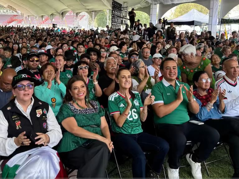 La presidenta de México, Claudia Sheinbaum y la jefa de Gobierno de la CDMX, Clara Brugada acompañadas de sus respectivas comitivas disfrutaron la fiesta Mundialista en Deportivo Los Galeana.