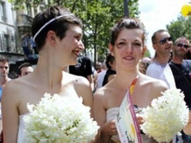 Aprueban matrimonio entre parejas del mismo sexo en París