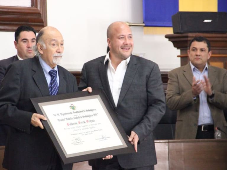 Premian al escritor y arquitecto Guillermo García en el aniversario de Guadalajara