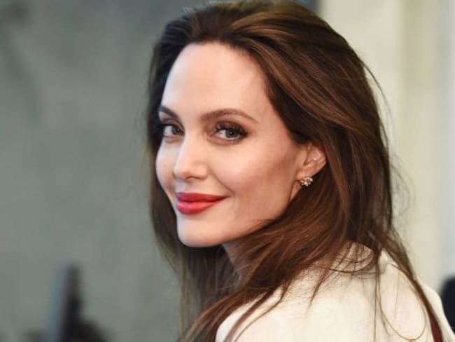 Angelina Jolie discute con Brad Pitt