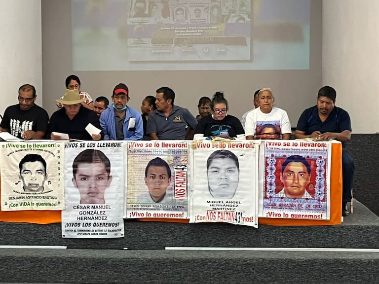 Caso Ayotzinapa: familiares rechazan informe de AMLO