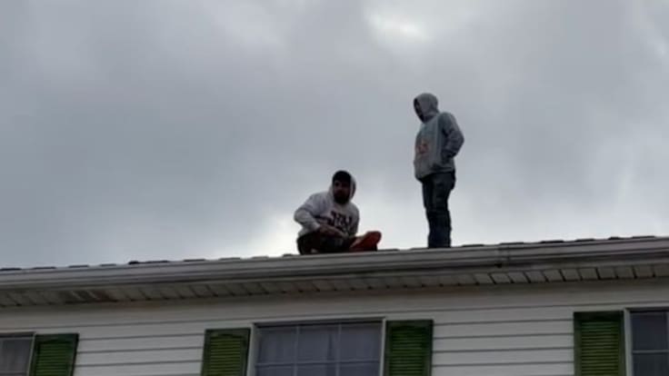 Migrantes se suben al techo de una casa para evitar detención de ICE durante redada en Louisiana |VIDEO