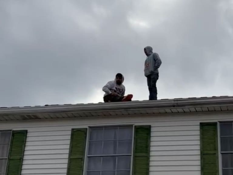 Migrantes huyen de ICE y se refugian en el techo de una casa en Louisiana. Imagen: Jambalaya News Louisiana