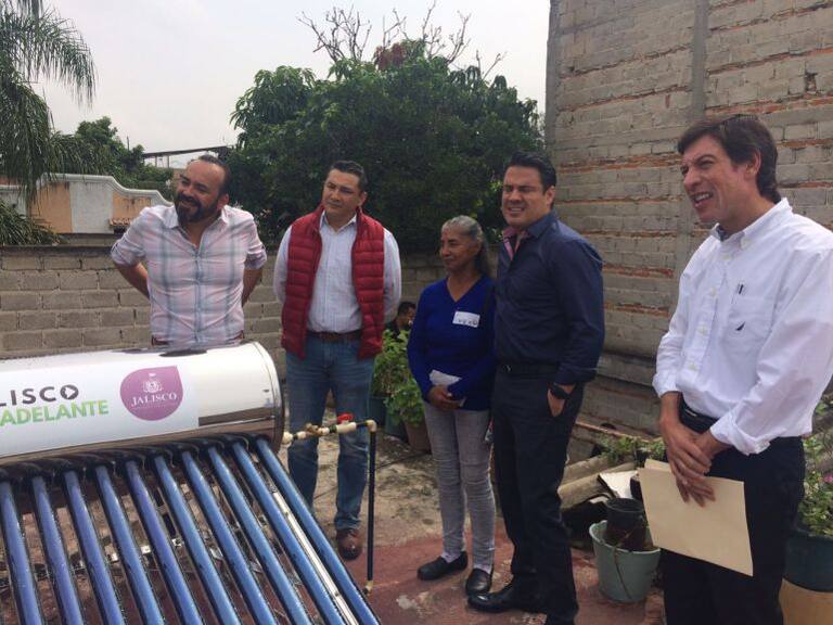 Entregan calentadores solares en apoyo a familias venerables