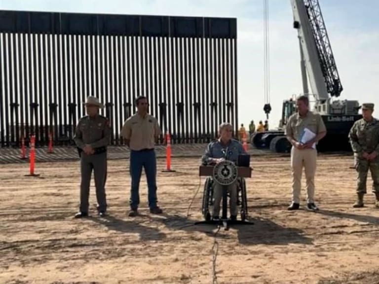 Texas inicia construcción de su propio muro fronterizo con México