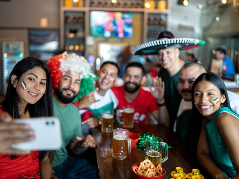 Con televisores, transmisión y neveras Grupo Modelo busca hacer el del punto de venta y las caravanas el centro de celebración del Mundial de Futbol 2026.