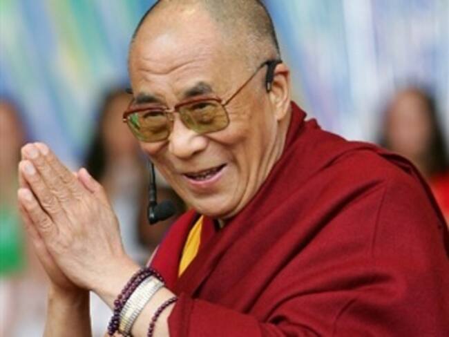 Inicia Dalai Lama gira en EU saludando con un choque de puños