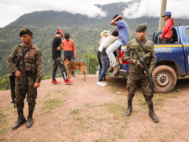 Ofrecen a desplazados por la violencia en Chiapas ser trasladados a centro migratorio