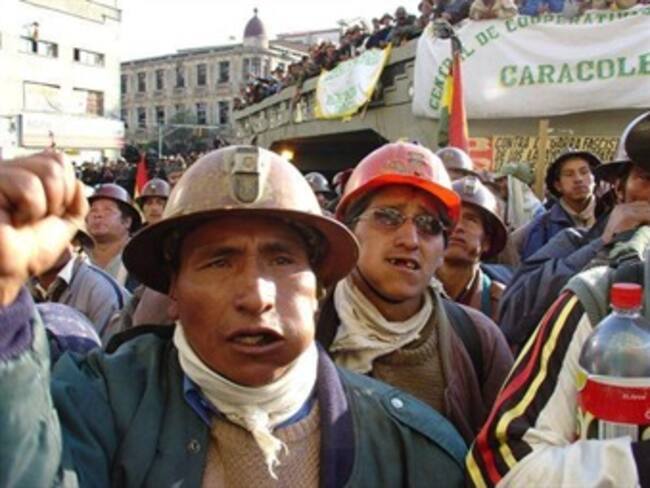 Cuestionan en Perú seguridad en minas tras exitoso rescate en Chile