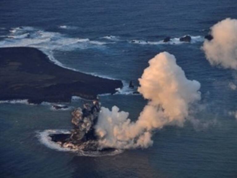 Emerge del mar un islote frente isla japonesa