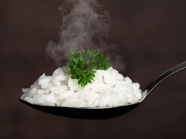 ¿Cuál es la mejor receta para hacer arroz casero? Chefs aseguran que es mejor usar caldo que agua