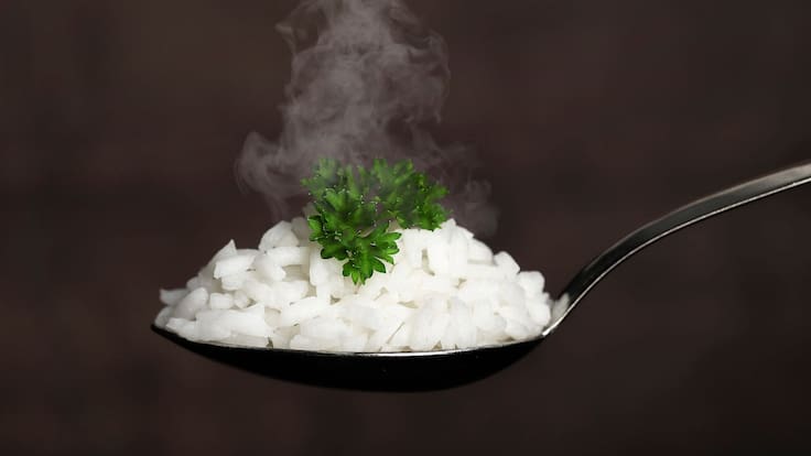 ¿Cuál es la mejor receta para hacer arroz casero? Chefs aseguran que es mejor usar caldo que agua