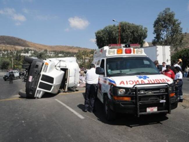 Deja 4 lesionados volcadura de tráiler en Tlalnepantla