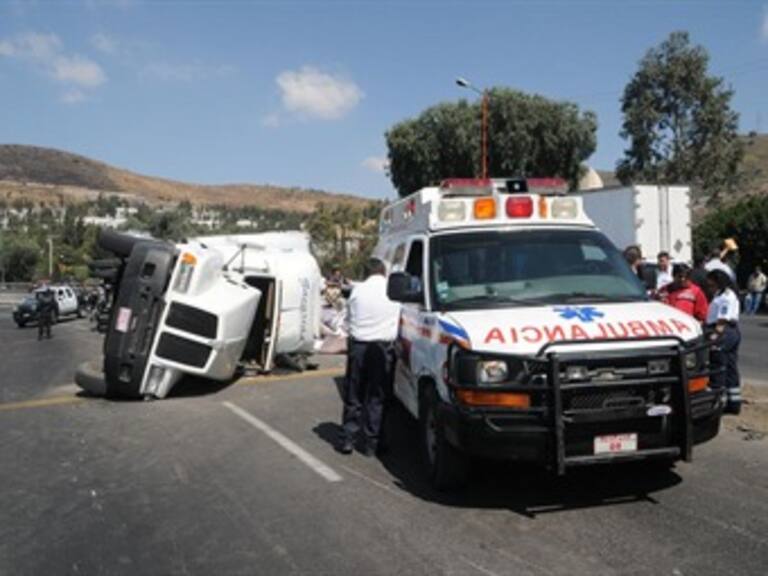 Deja 4 lesionados volcadura de tráiler en Tlalnepantla