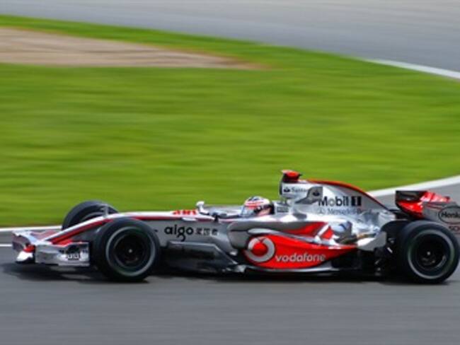 Fernando Alonso, tras los Mercedes en Melbourne