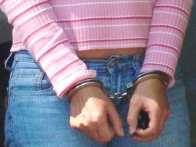 Detiene Ejército a mujer policía en Michoacán