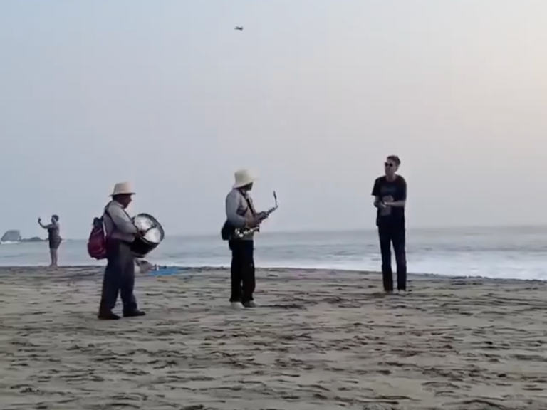 Extranjero avienta arena a músicos callejeros en playa de Oaxaca