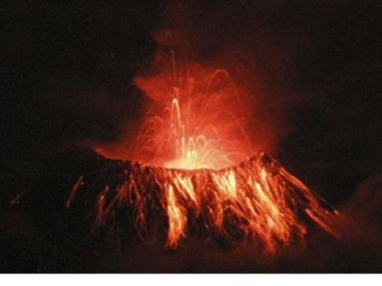 Activa Ecuador centros de emergencia por actividad de volcán