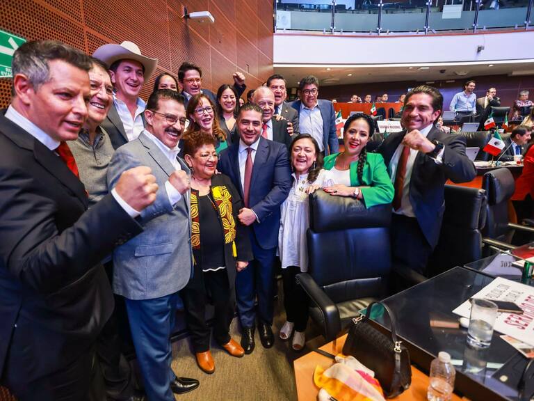 Bancada de Morena, de la Cámara de Senadores; festeja la aprobación de la integración de la Guardia Nacional a la Sedena. FOTO: CUARTOSCURO.COM