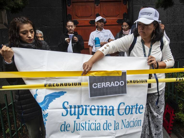 CIUDAD DE MÉXICO, 28AGOSTO2024.- Trabajadores del Poder Judicial protestaron en las inmediaciones de la Suprema Corte de Justicia de la Nación (SCJN) cerrando y clausurando simbólicamente todos los accesos al edificio de la Corte en protesta por la reforma Judicial en proceso de aprobación o rechazo.
FOTO: ANDREA MURCIA /CUARTOSCURO.COM