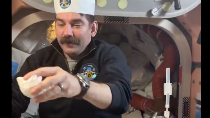 Cocinar sin gravedad es posible: así preparan su cena los astronautas en el espacio
