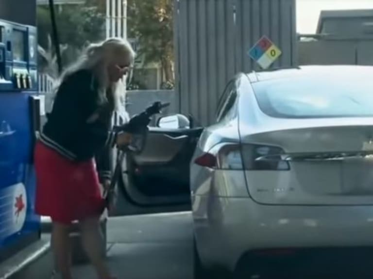 [Video] Mujer se desespera tras intentar poner gasolina a su auto eléctrico