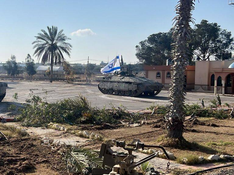 Entrada de tanques a Rafah, inicio de la ofensiva de Israel que avanza pese a la negativa de EUA de enviar más armas.