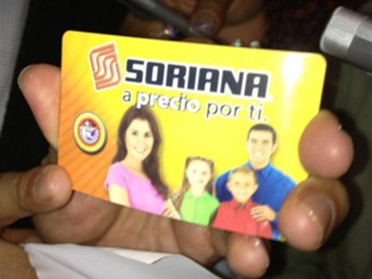 Muestran izquierdas 3 mil monederos usados para presunta compra de votos