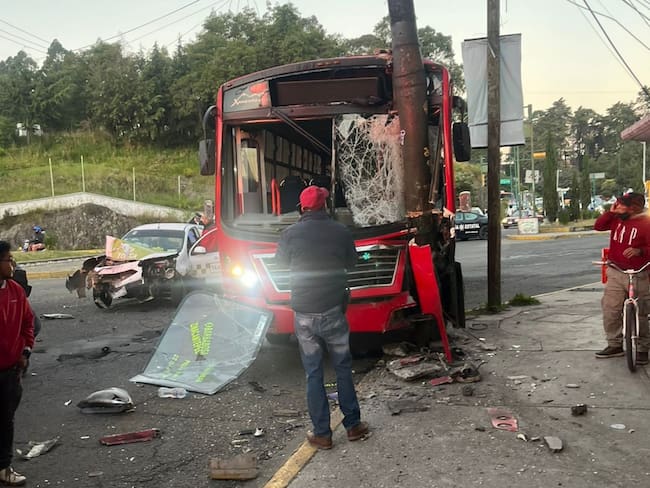 Accidente en Toluca deja 15 lesionados tras choque entre autobús y taxi colectivo