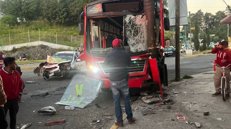 Accidente en Toluca deja 15 lesionados tras choque entre autobús y taxi colectivo